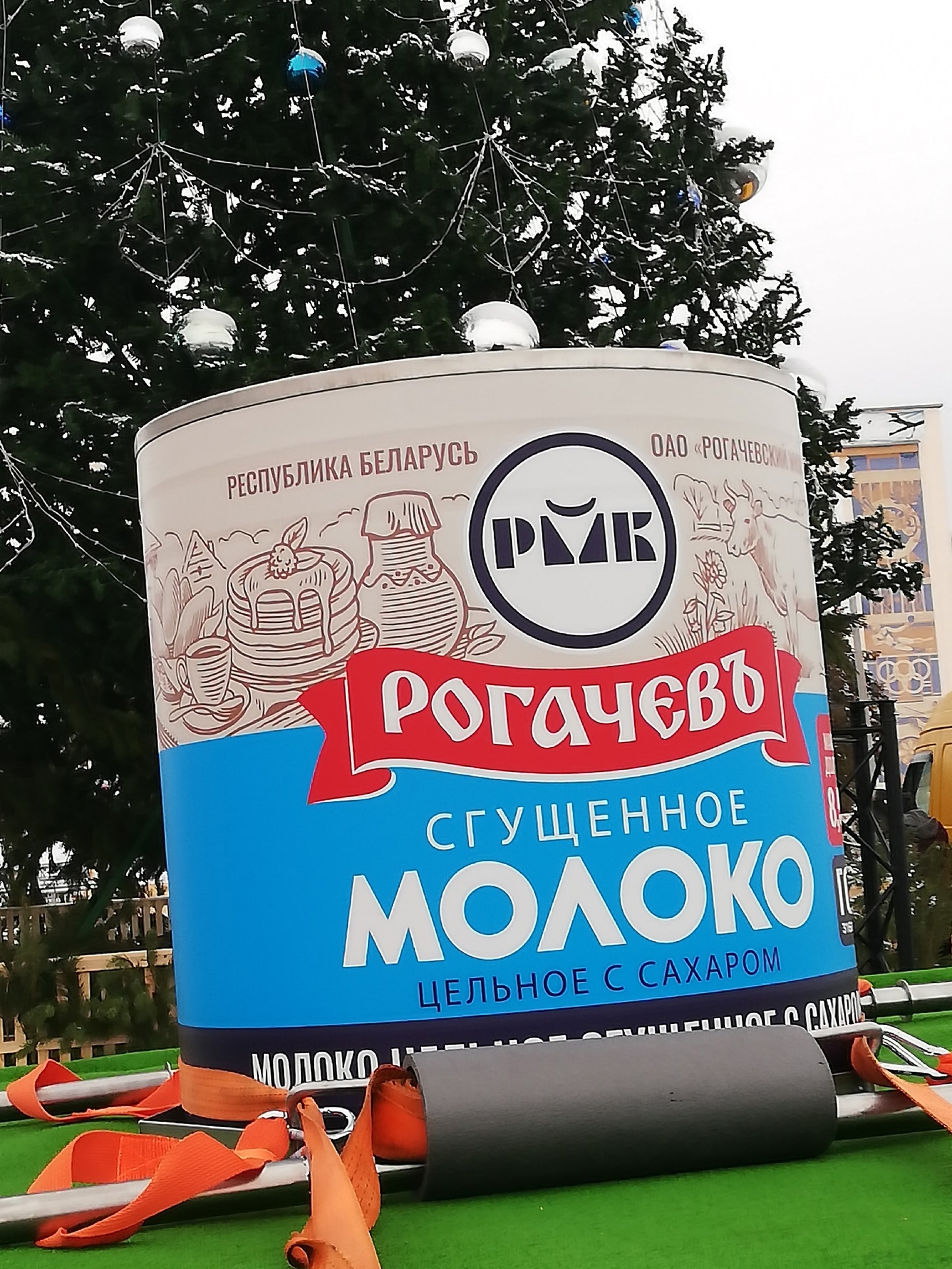 Знай наших: в Рогачеве выпустили самую большую в мире банку сгущенного молока