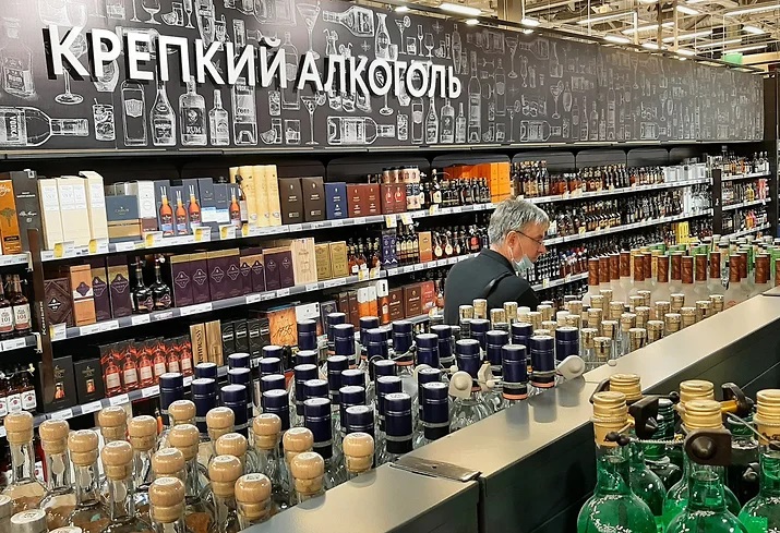 Walker бродит по Европе. Алкогольные бренды возвращаются в РФ параллельными путями